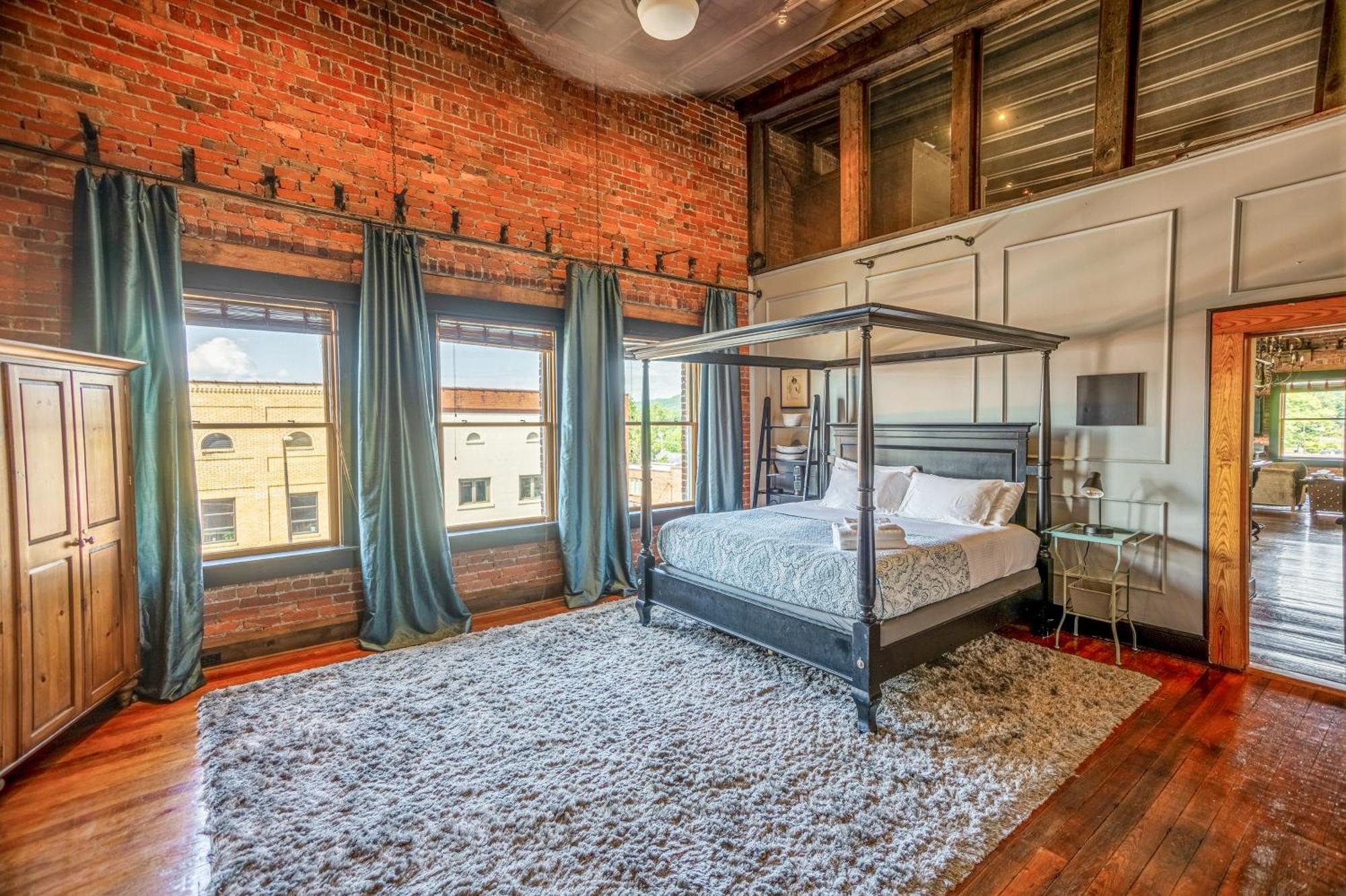 Apartamento Brick Loft Penthouse On Main Brevard Exterior foto